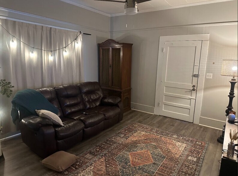 More Photos Of 828 S Broad St, Commerce Office For Sale