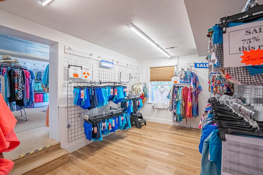 More Photos Of 8 Sunset Hills Ct, Sunrise Beach Storefront For Sale