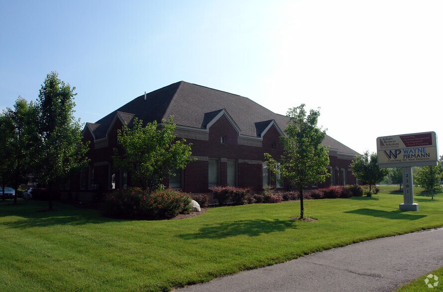 Primary Photo Of 2201 Auburn Rd, Auburn Hills Medical For Lease