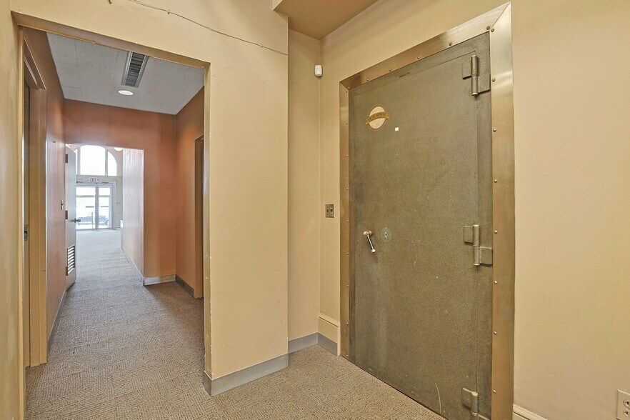 More Photos Of 637 Main St, Sparkill Bank For Lease