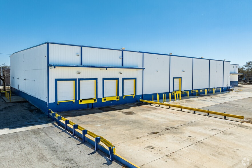 More Photos Of 4206 Mercantile Ave, Naples Distribution For Lease