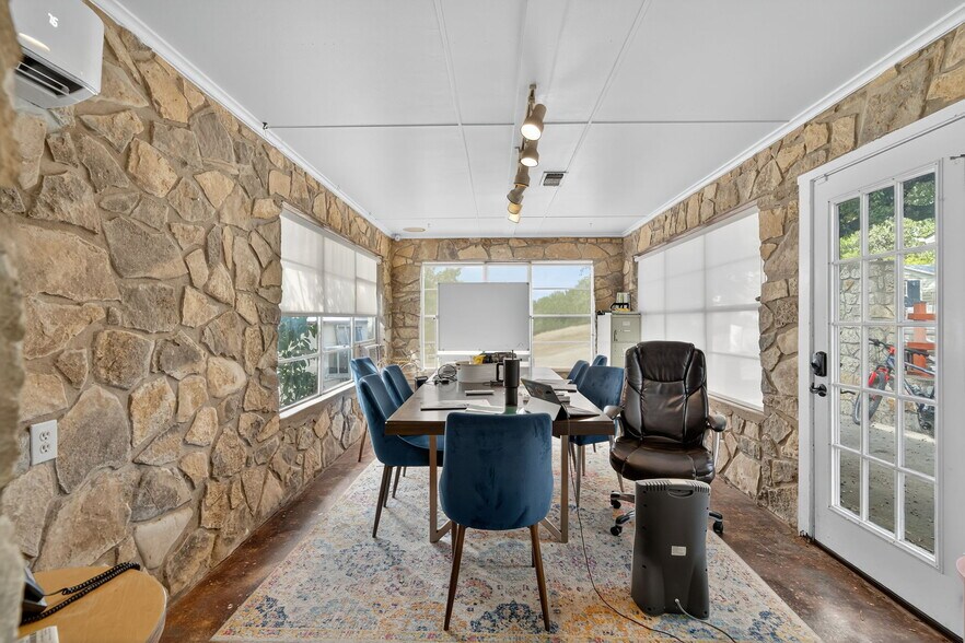 More Photos Of 930 N School St, Boerne Office For Sale