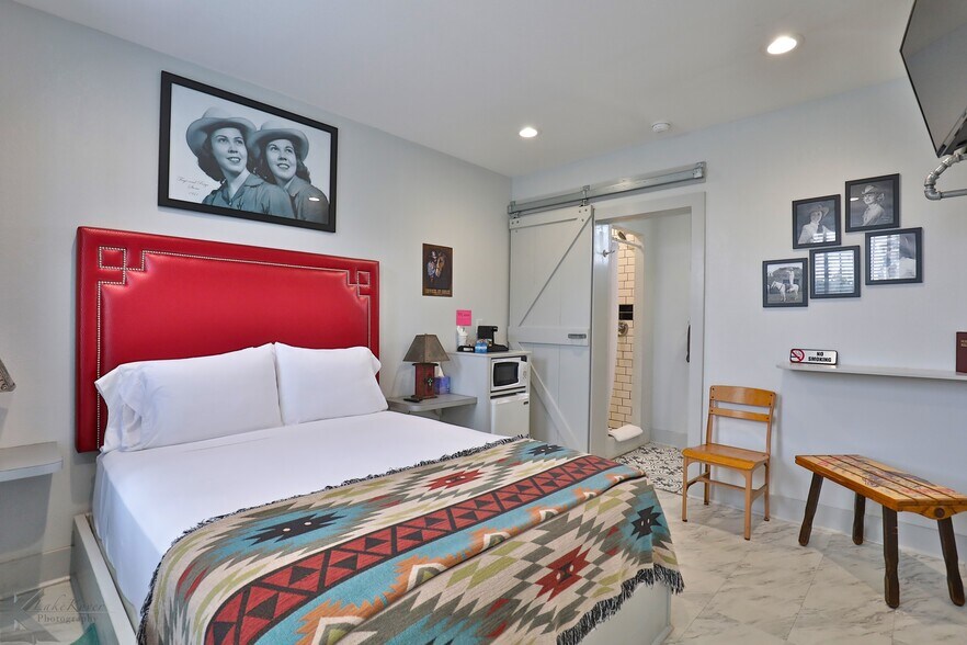 More Photos Of 2710 S Commercial Ave, Coleman Hotel For Sale