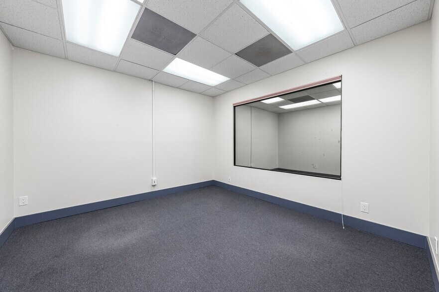 More Photos Of 301 Palmdale Blvd, Palmdale Office For Sale