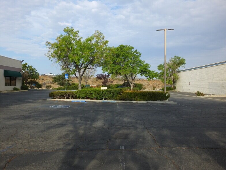 More Photos Of 44143-44147 20th St W, Lancaster Medical For Lease