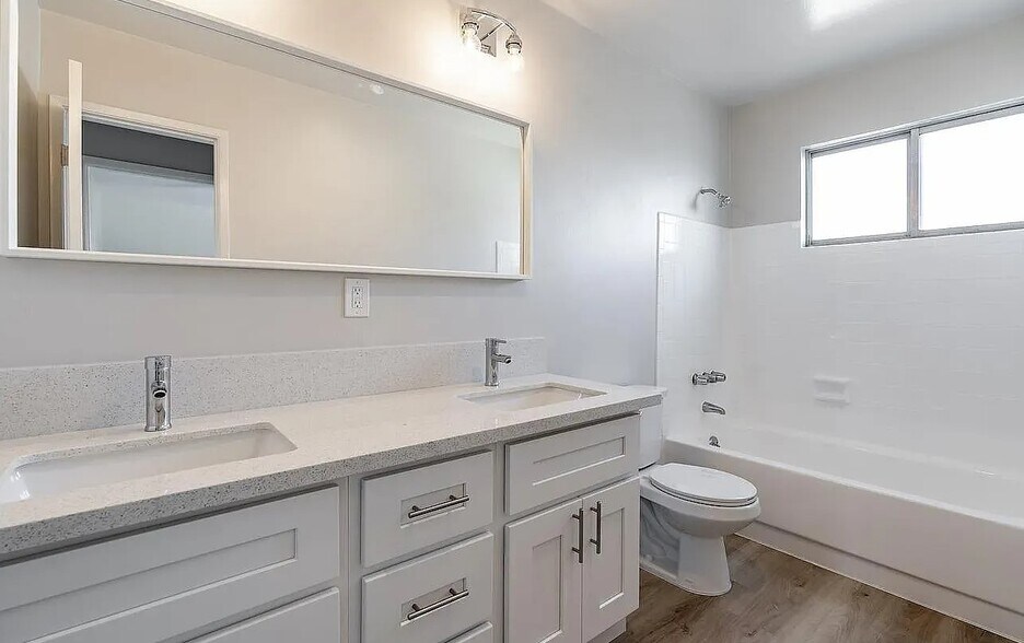 More Photos Of 2003 Emerald St, San Diego Apartments For Sale