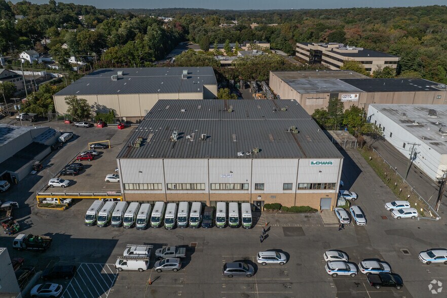 More Photos Of 86 Viaduct Rd, Stamford Warehouse For Lease