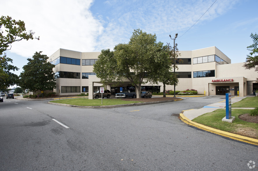 Primary Photo Of 310 Hospital Dr, Macon-Bibb Medical For Lease