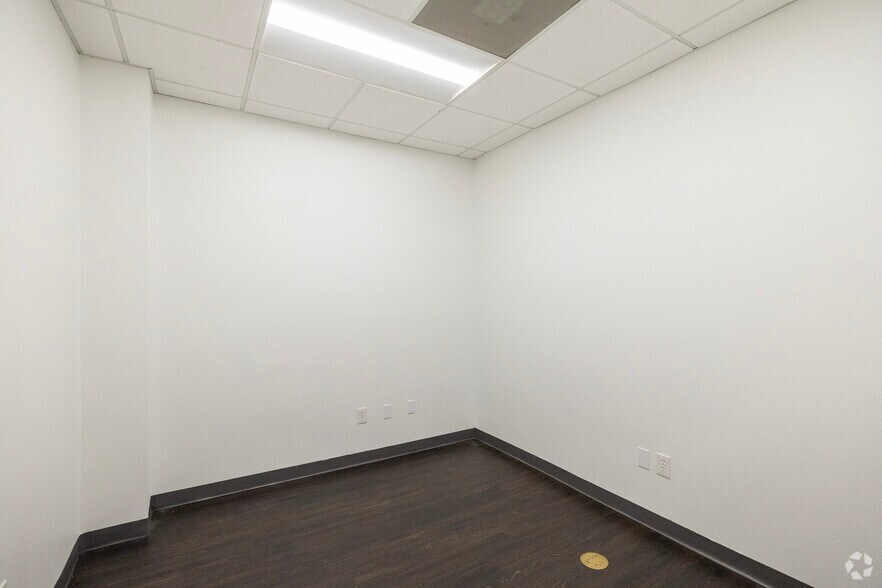 More Photos Of 6708 Harney Rd, Tampa Distribution For Lease