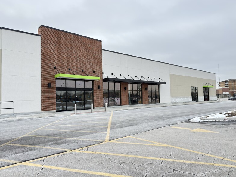 Primary Photo Of 174 W Roosevelt Rd, Villa Park General Retail For Lease