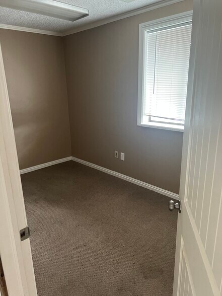 More Photos Of 1455-1463 W Center St, Orem Showroom For Lease