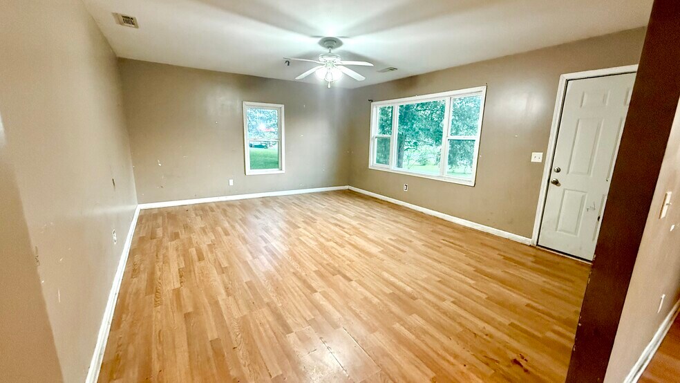 More Photos Of 4010 US-31, Clanton General Retail For Sale