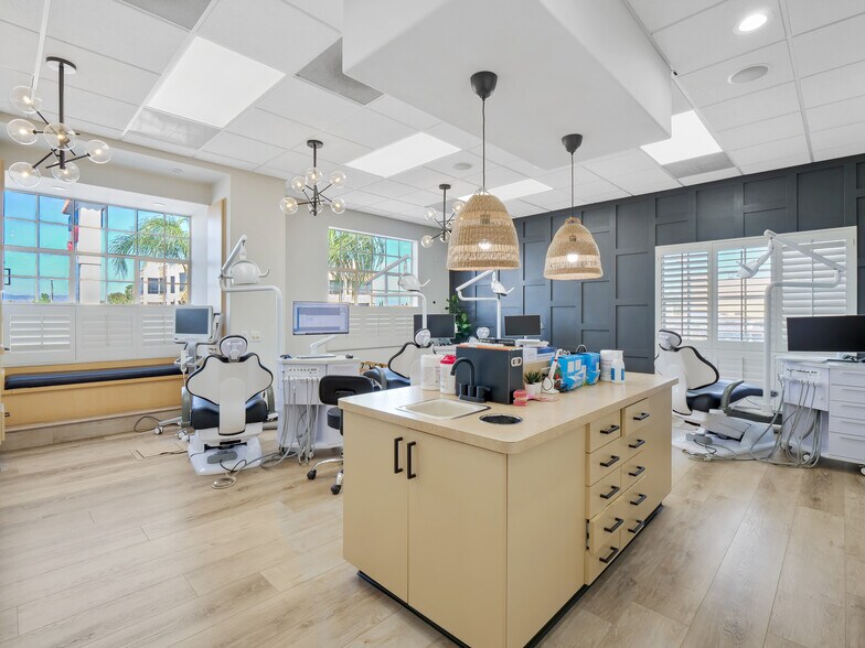 More Photos Of 19100 Ventura Blvd, Tarzana Storefront Retail Office For Lease