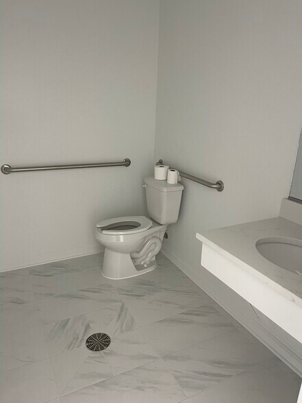 More Photos Of 13211 Coursey Blvd, Baton Rouge Storefront For Lease