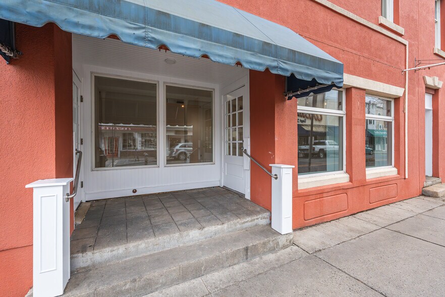 More Photos Of 123 Main St, Greenport Storefront Retail Residential For Lease