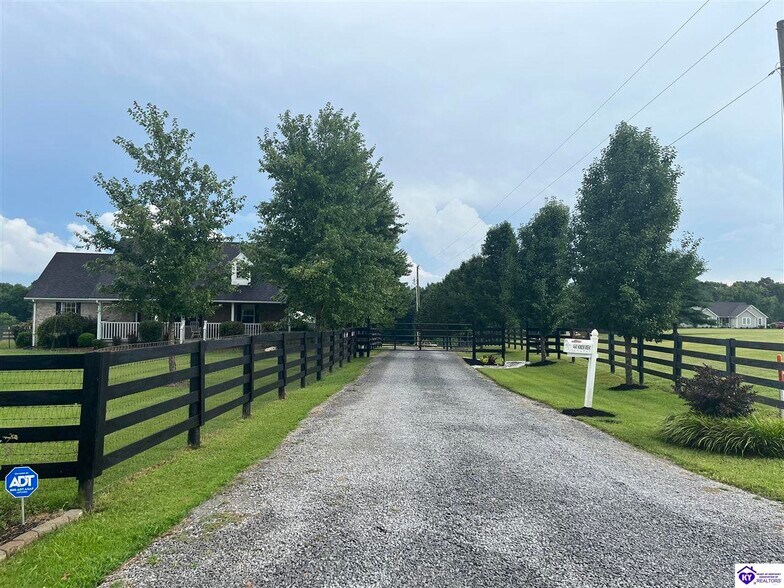 More Photos Of 441 Knob View Rd, Russell Springs Horse Stables For Sale