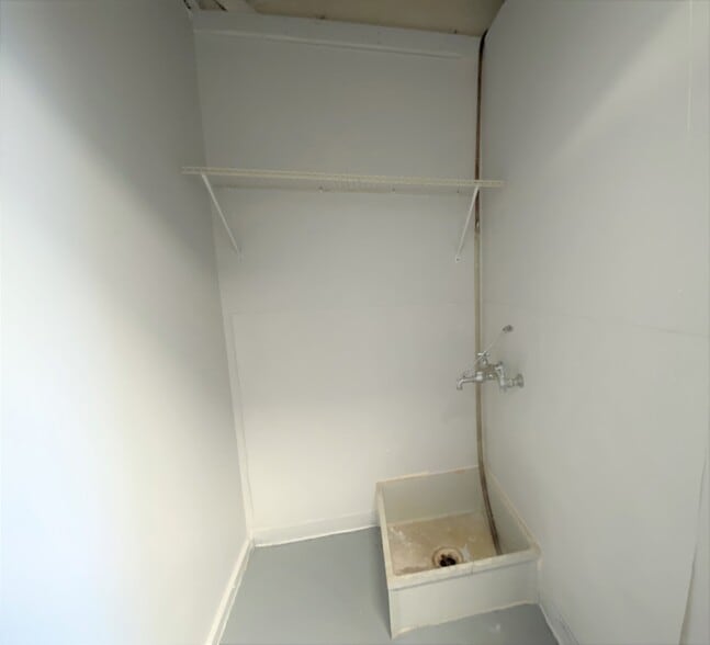 More Photos Of 4963 NW Radial Hwy, Omaha Storefront For Lease