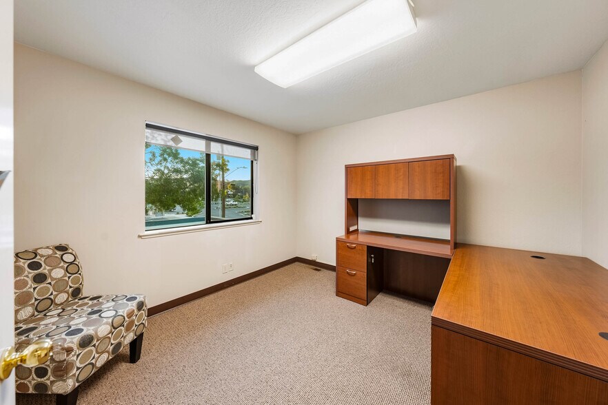 More Photos Of 735 SE 7th St, Grants Pass Office For Sale
