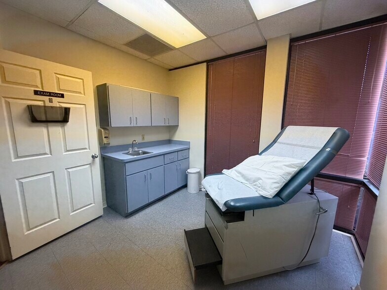 More Photos Of 1831 N Belcher Rd, Clearwater Medical For Sale