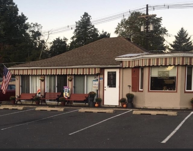 Primary Photo Of 36 John Ringo Rd, Ringoes Restaurant For Lease