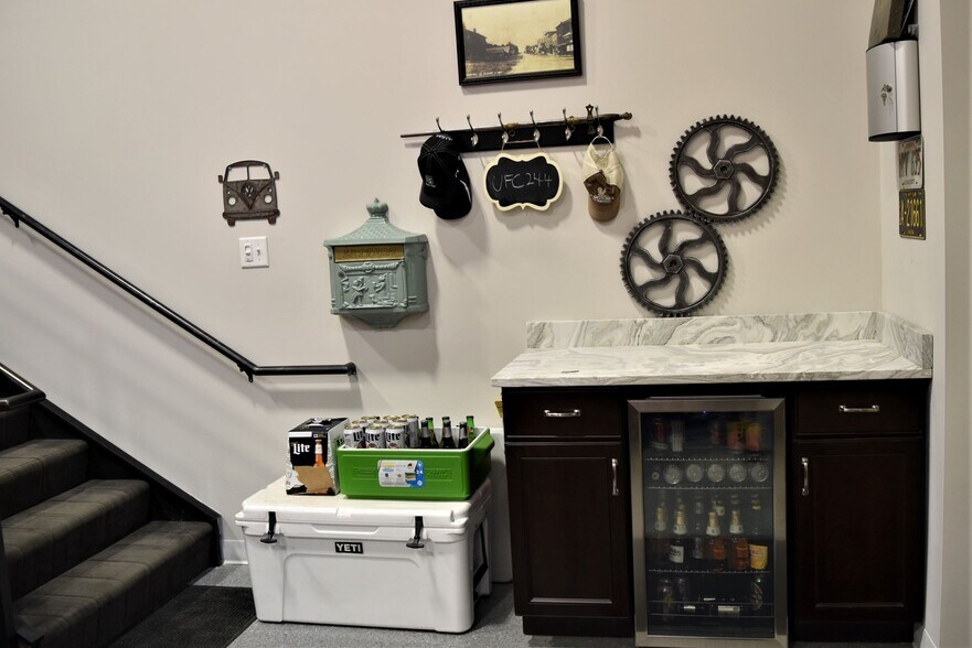 More Photos Of 2108-2260 Ferry Rd, Naperville Showroom For Sale