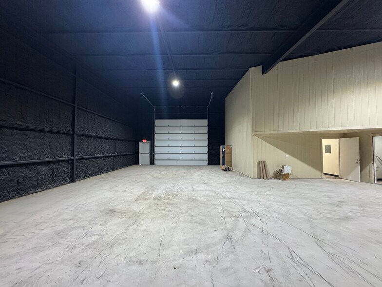 More Photos Of 450 Hwy 290 E, Elgin Light Distribution For Lease