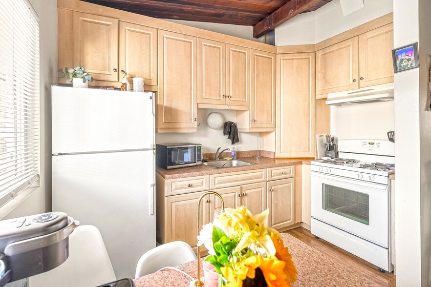 More Photos Of 333 E Carrillo St, Santa Barbara Apartments For Sale