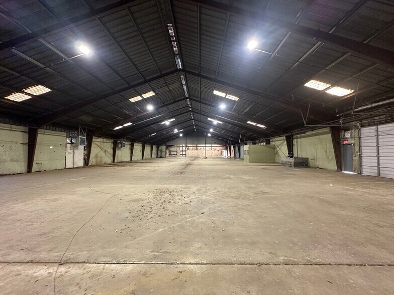 More Photos Of 658 Southern Ave, Fayetteville Warehouse For Lease