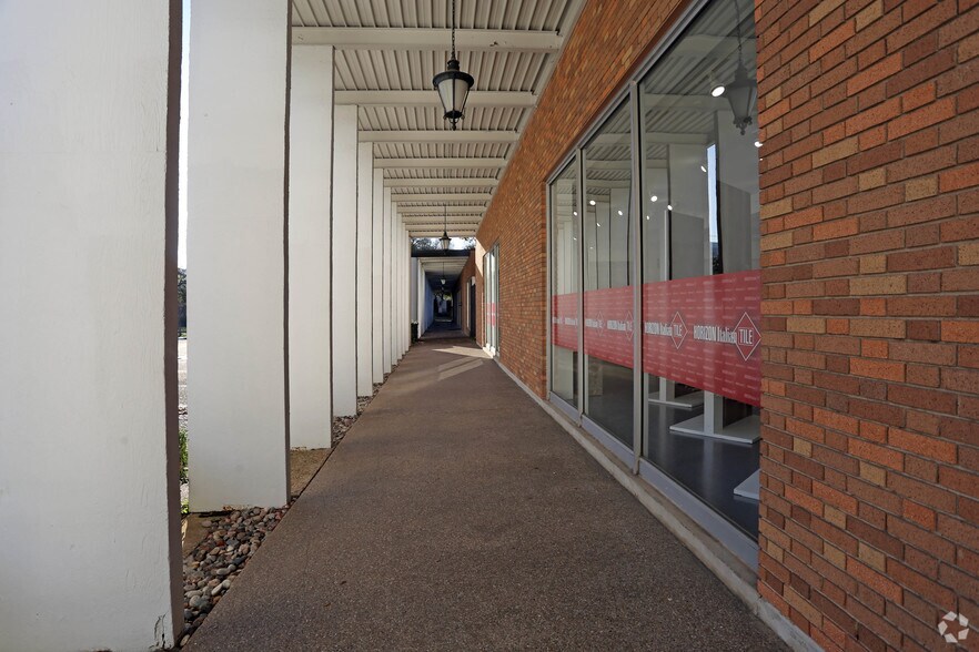 More Photos Of 1617 Hi Line Dr, Dallas Unknown For Lease