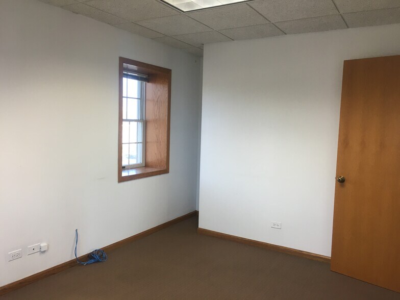 More Photos Of 1015-1025 W Wise Rd, Schaumburg Office For Sale