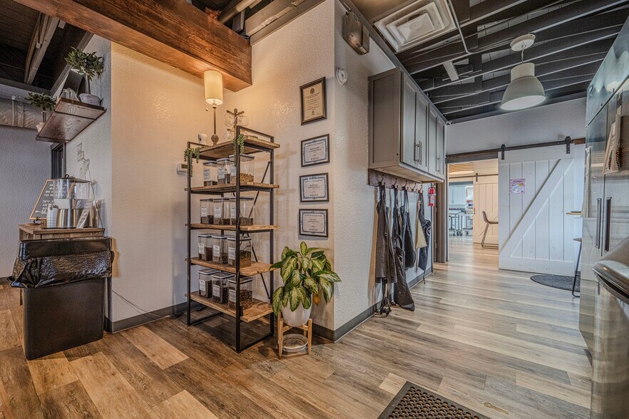 More Photos Of 109 N Main St, Seminole Restaurant For Sale