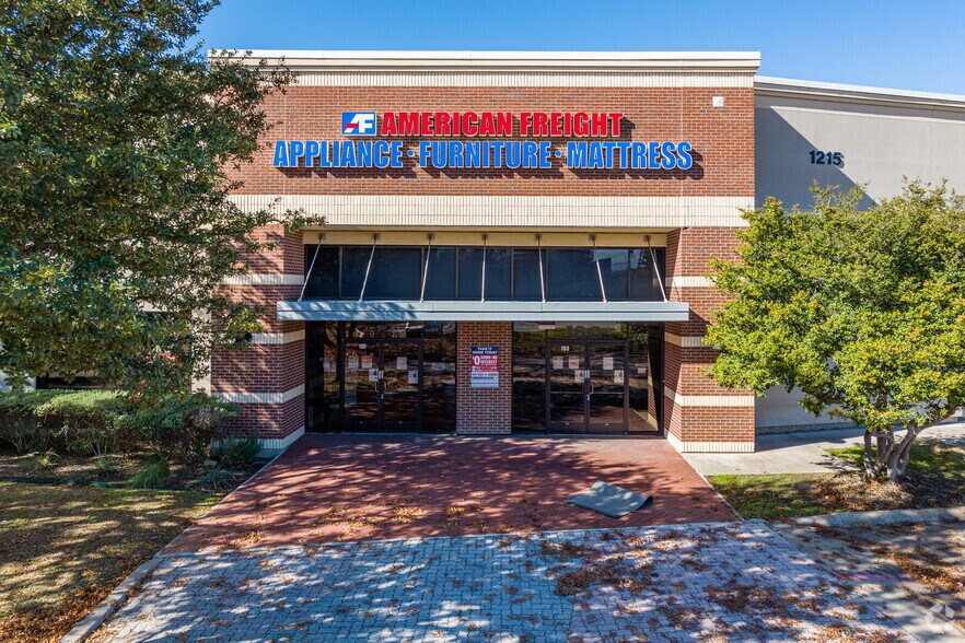 More Photos Of 1215 Marsh Ln, Carrollton Unknown For Lease