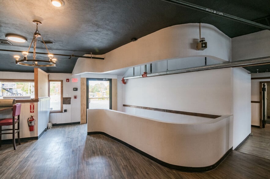 More Photos Of 141 Congamond Rd, Southwick Restaurant For Lease
