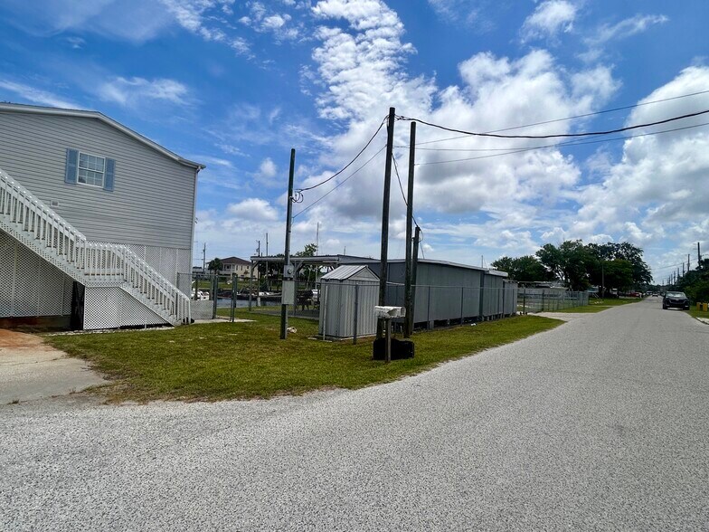 More Photos Of 6501 Boatyard Dr, Hudson Specialty For Sale