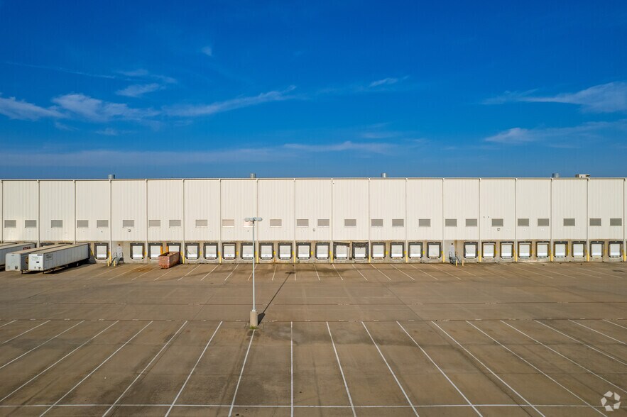 More Photos Of 3800 Railport Pky, Midlothian Distribution For Sale