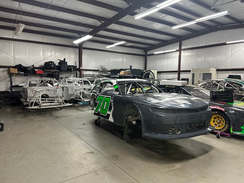 More Photos Of 1046 Gateway Dr, Mooresville Auto Repair For Lease