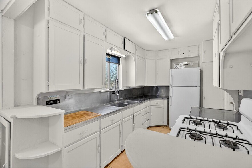 More Photos Of 4401 N 16th St, Phoenix Freestanding For Lease