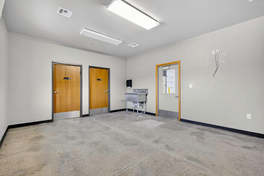 More Photos Of 2451 Van Buren St, Norman Warehouse For Lease