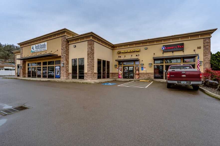 More Photos Of 940 NW Garden Valley Blvd, Roseburg Freestanding For Lease