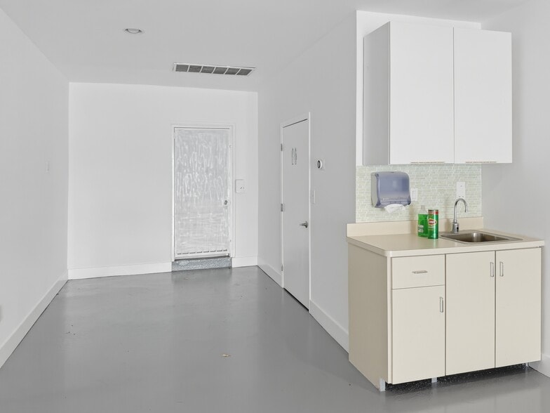 More Photos Of 18014-18016 Ventura Blvd, Encino Storefront For Lease