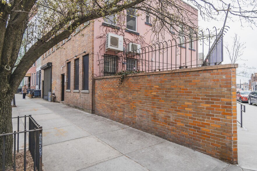 More Photos Of 102-106 Calyer St, Brooklyn Office For Sale