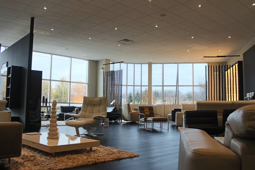 More Photos Of 4553 King St E, Kitchener Showroom For Lease