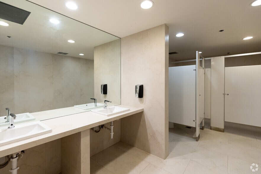 More Photos Of 70 Garden Ct, Monterey Medical For Lease