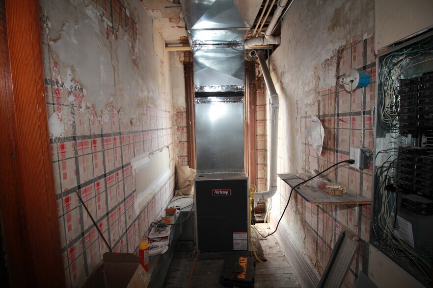 More Photos Of 900 Island Ave, McKees Rocks General Retail For Sale