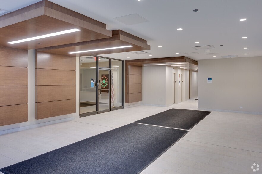 More Photos Of 823 Commerce Dr, Oak Brook Office For Lease