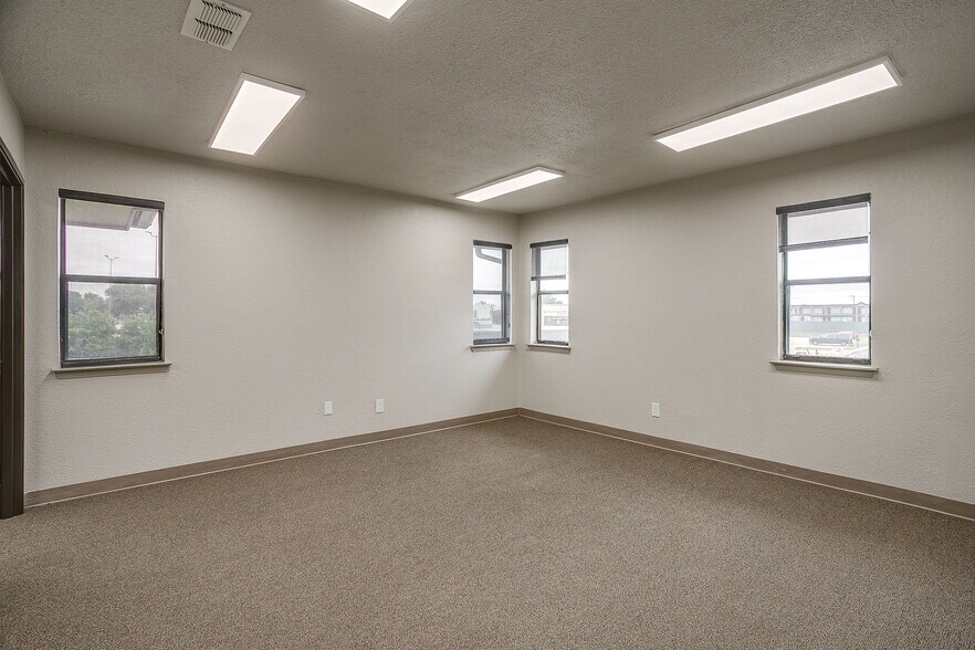 More Photos Of 2030 S Las Vegas Trl, White Settlement Office For Sale