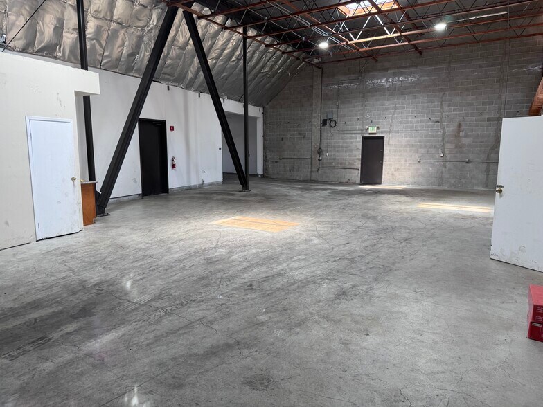 More Photos Of 1003 Arguello St, Redwood City Manufacturing For Lease