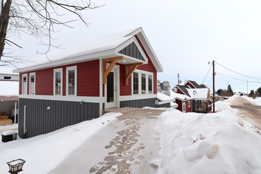 More Photos Of 257 Manypenny Ave, Bayfield Office For Lease
