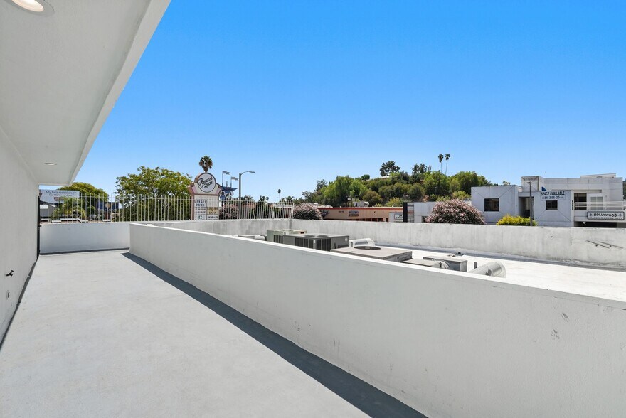 More Photos Of 19621-19623 1/2 Ventura Blvd, Tarzana Storefront Retail Residential For Sale