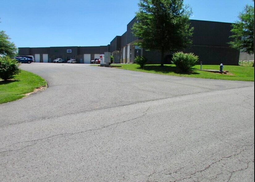 More Photos Of 226 Peterson Dr, Elizabethtown Warehouse For Lease